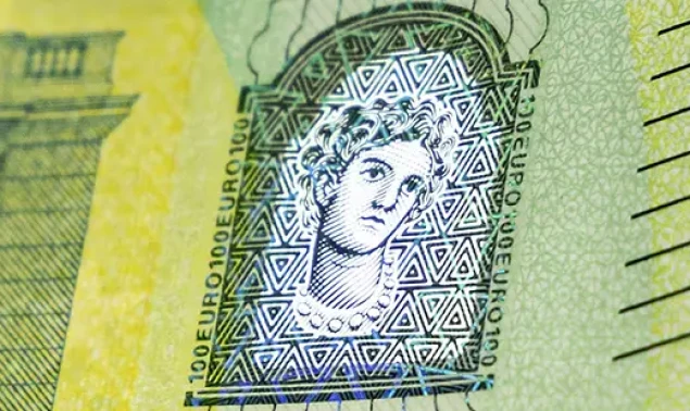 Safety Window in a Banknote 